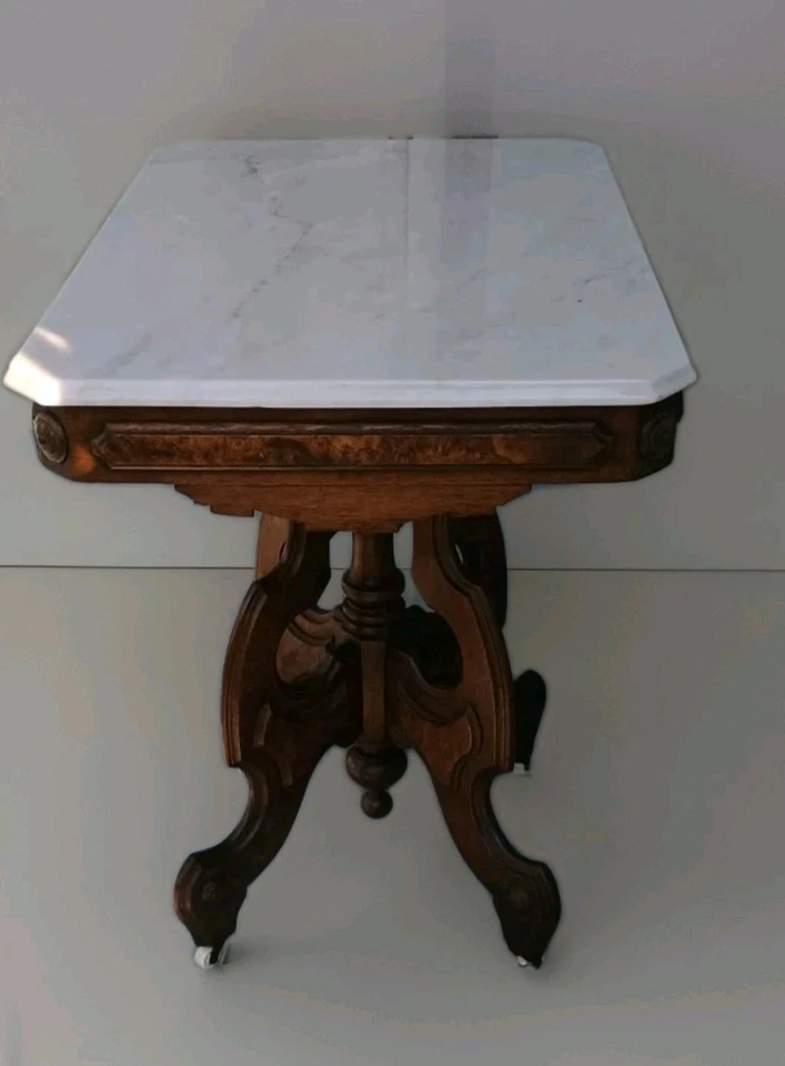 Antigua mesa Eastlake con base de nogal con tapa de mármol blanco brillante y ruedas Foto 3 de 4