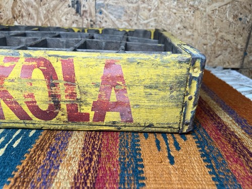 Caja de madera vintage Pop Kola portadora de refrescos 24 unidades anuncio amarillo y rojo - Imagen 12 de 22