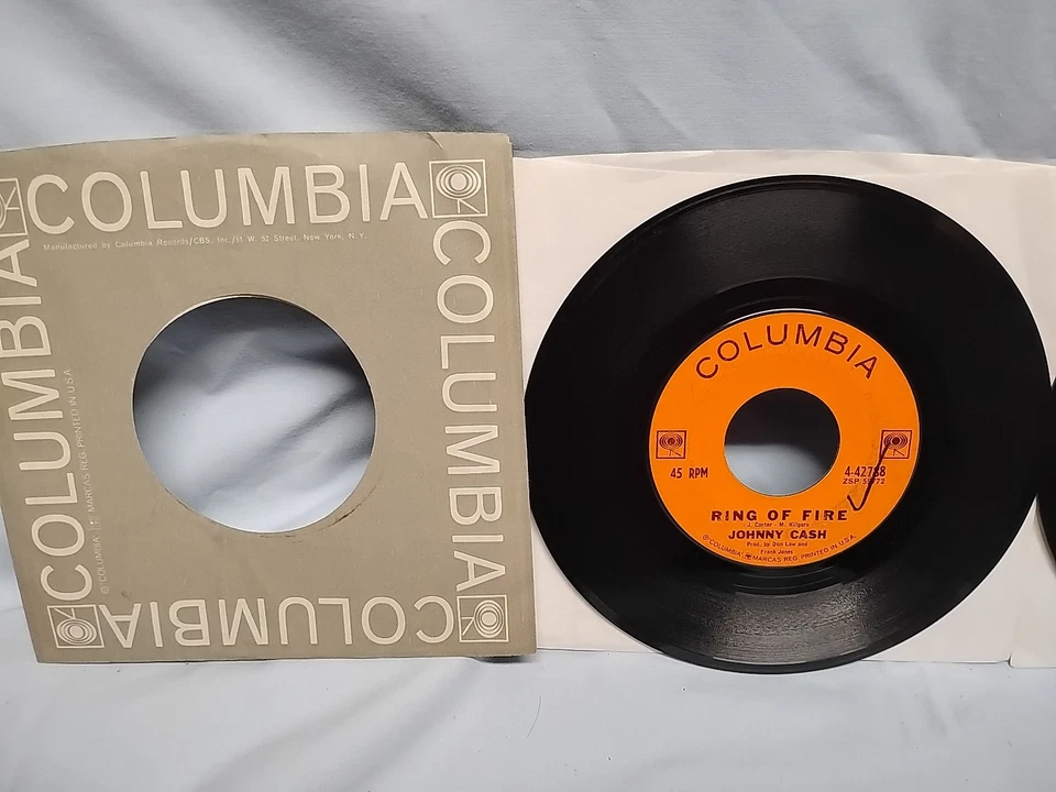 Johnny Cash Goodby Little Darlin / Ring of Fire 45 RPM records lot of 2 1959 - Image 2 of 4