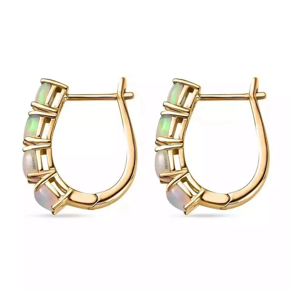 Aretes tipo argolla Huggie de 2 quilates de ópalo de fuego simulado enchapados en oro amarillo de 14 k Foto 4 de 4