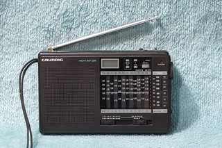 VINTAGE YACHT BOY 206 FM/AM/SW 15 BAND TRANSISTOR RADIO.GREAT WORKING RADIO.