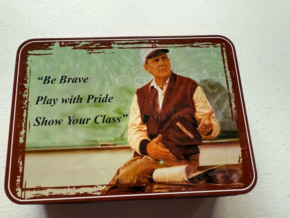 CUCHILLO PAUL “BEAR” BRYANT ALABAMA 1958-1982 HOJA DE 3” 7” EN GENERAL EN ESTUCHE DE HOJALATA Foto 2 de 4