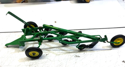 Ertl.1:16th. BAUERNHOF. JOHN DEERE PFLUG. VERSTELLBARER 4-FURCHEN-PFLUG. TRAKTOR GEZOGEN