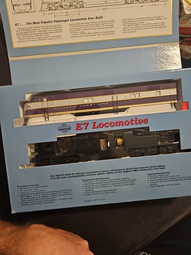 Proto 2000 Series, E7 Locomotive, NO. 21052, Atlantic Coast Line #526 A-unit, HO - Picture 3 of 4