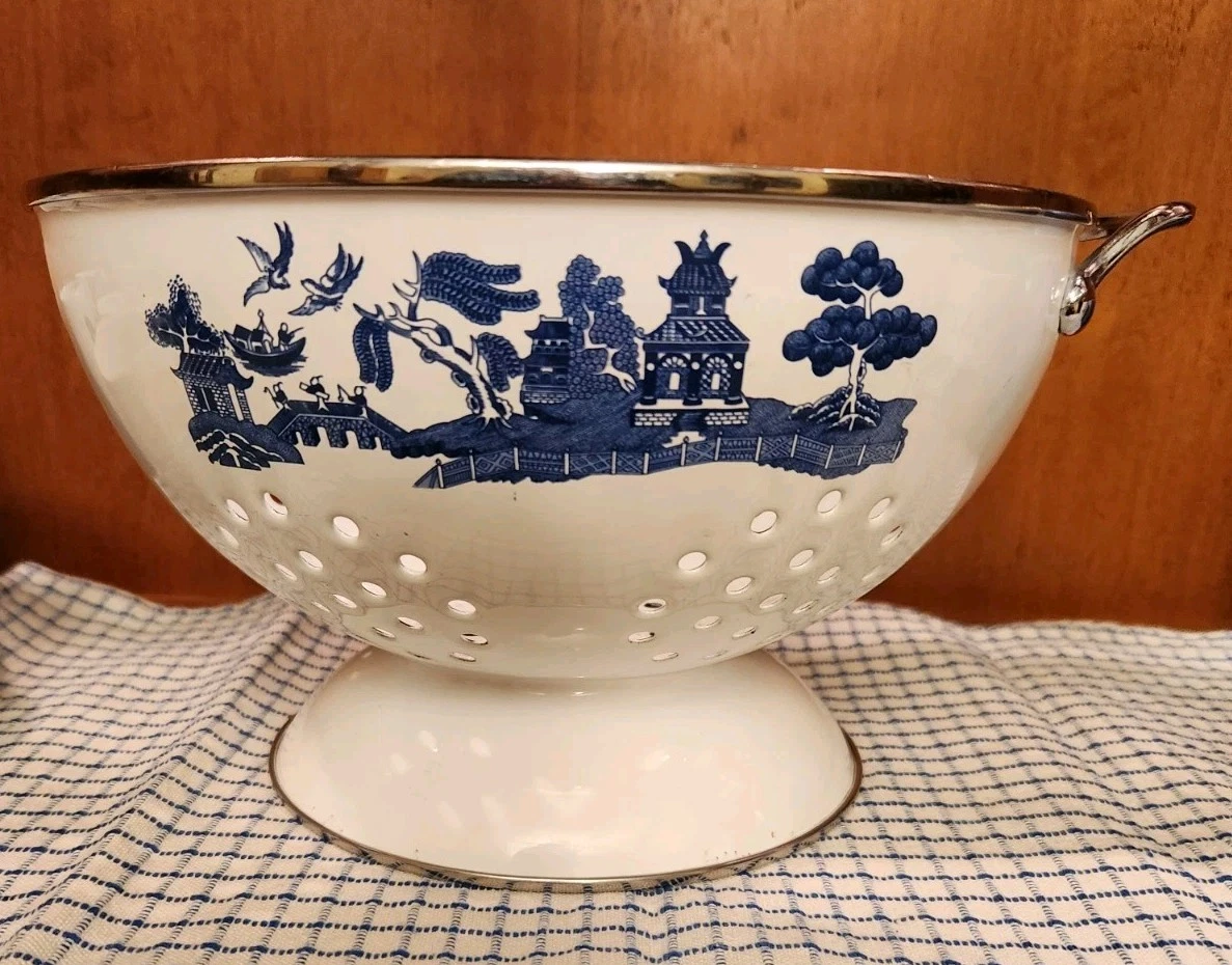 Vintage Blue Willow Colander Enamel 8 3/4" Diameter Missing One Handle Rare
Opens in a new window or