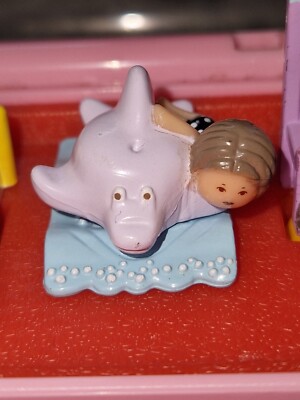 Polly Pocket Ring Dinkie auf ihrem Delphin Bluebird Vintage