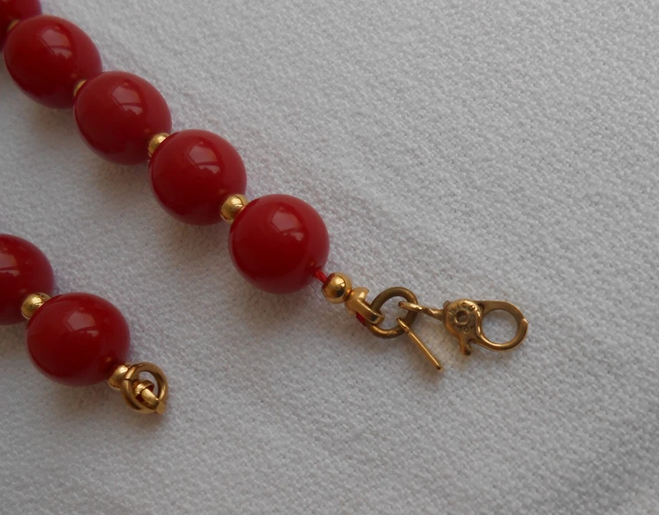 COLLANA MONET SFERE IN LUCITE COLORE ROSSO CON DISTANZIATORI COLORE ORO cm 79 - Immagine 3 di 3