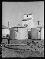 Photo:Erecting an ever-normal granary bin. Grundy Center, Iowa