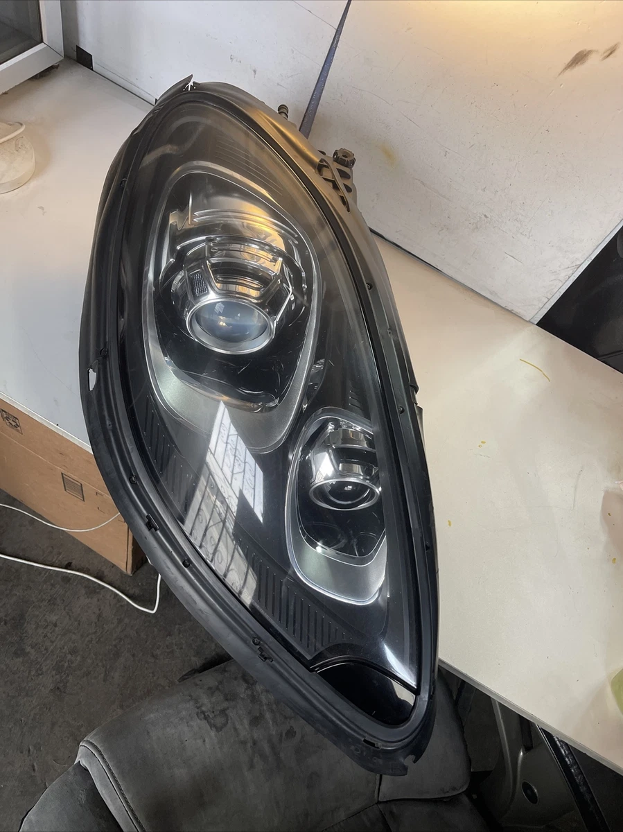 2015 Porsche Macan Turbo Xenon Right Headlight OEM Headlamp RT  