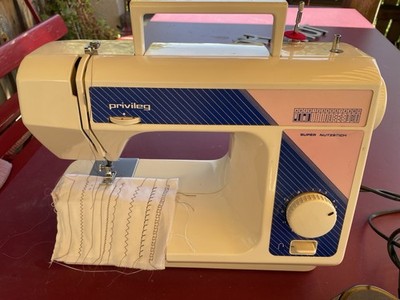 Nähmaschine PRIVILEG    Model: 5010 ; 230 V, / 50 Hz. Motor 70 Watt.