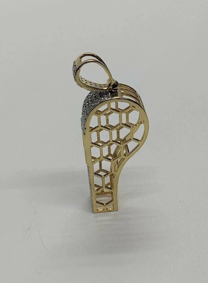 Colgante con dije de silbato Coach de diamantes redondo creado en laboratorio de 2 quilates enchapado en oro amarillo de 14 quilates Foto 4 de 4