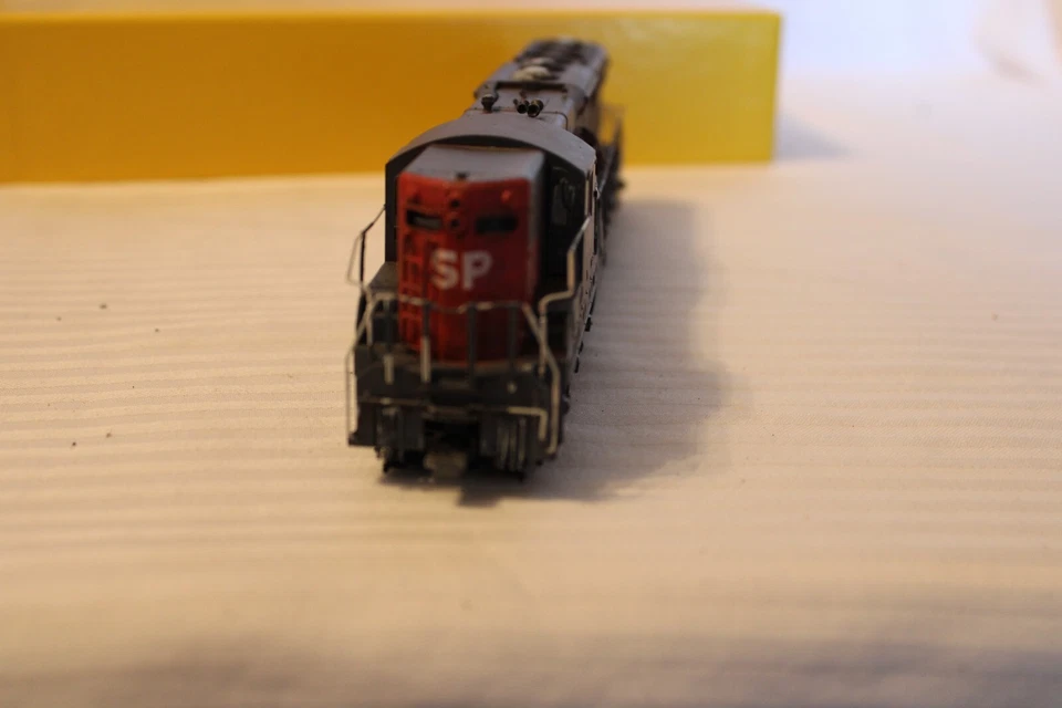 HO Scale Life-Like, Diesel Locomotive, Southern Pacific Gray, #439 Weathered - Image 3 of 4