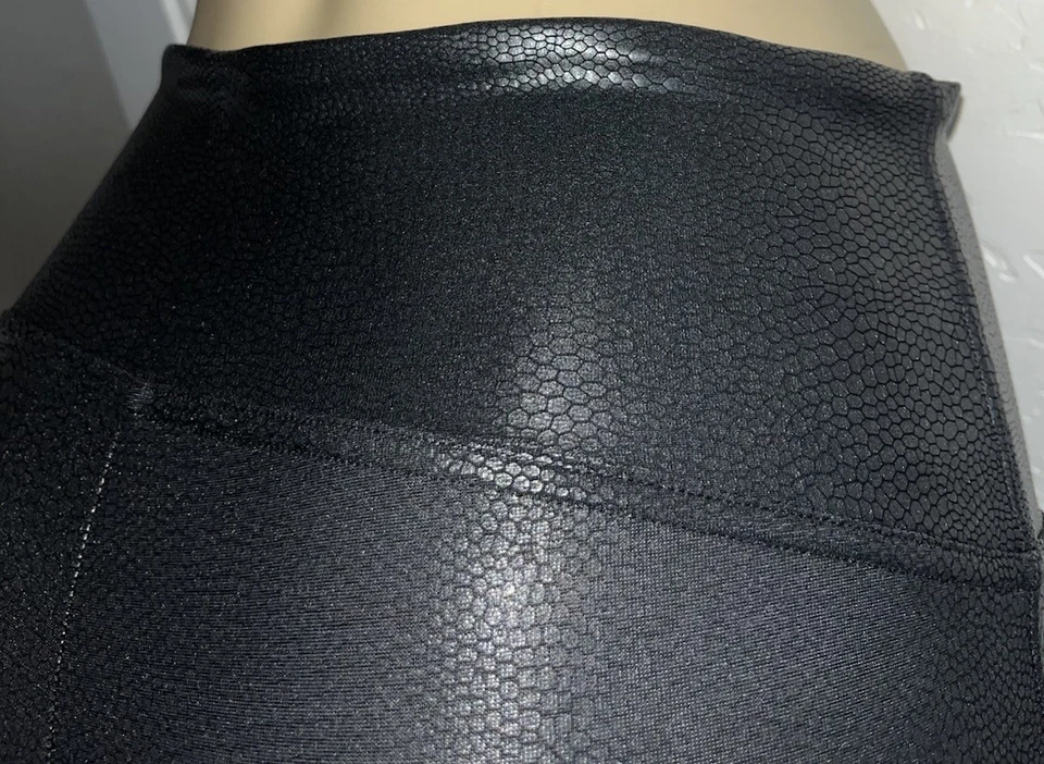 Rare SPANX Faux Leather Pebbled LEGGINGS-20186R-Black Reptile Scale-Sz Large EUC - Image 2 of 4