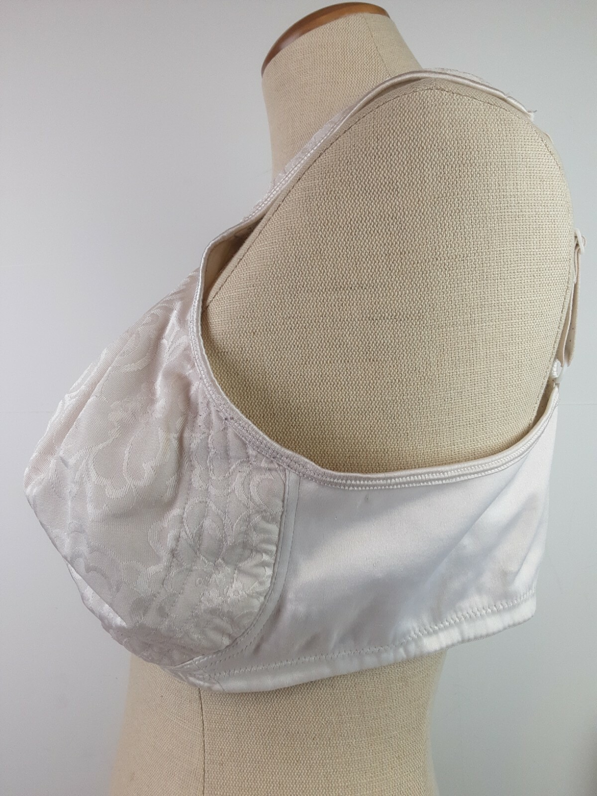 Playtex 4745 Ultimate Lift White Nylon WireFree Bra … Gem