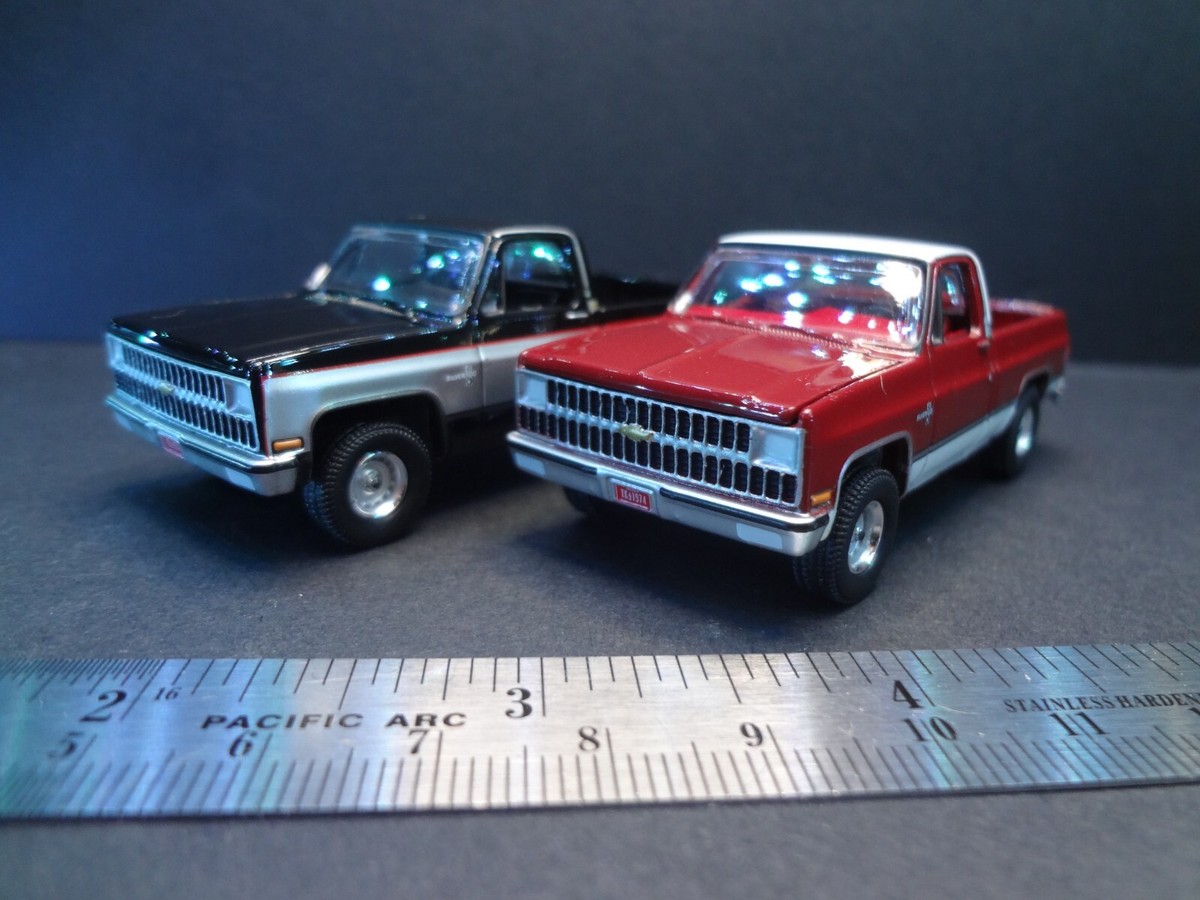 Auto World 1981 Chevrolet Silverado 10 fleetside black/red pair