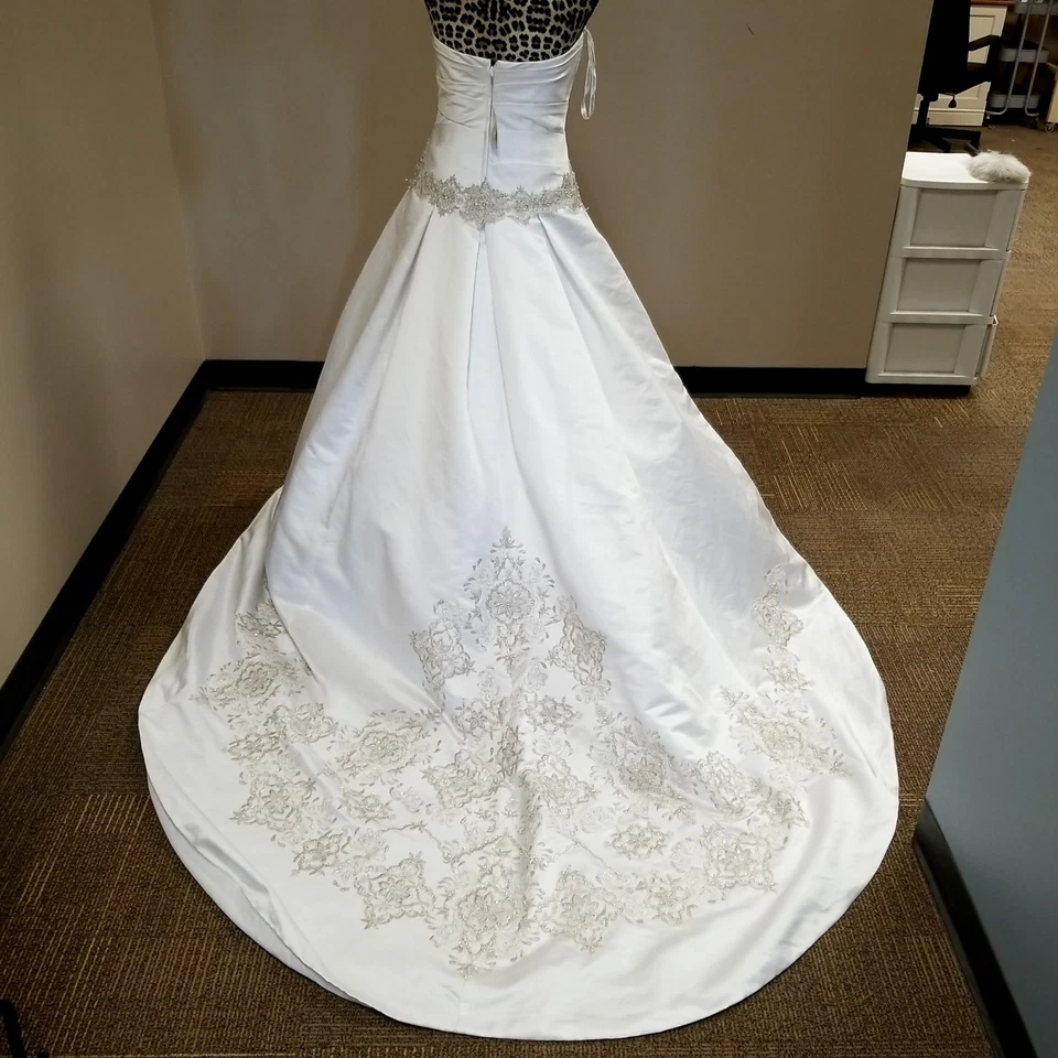 Nuevo con etiquetas Vestido de novia David's Bridal Oleg Cassini blanco satinado talla 6 encaje plateado con cuentas Foto 3 de 4