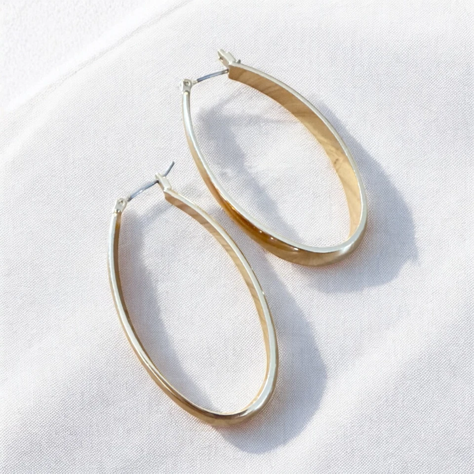 Bonitos pendientes de aro firmados por Robert Lee Morris Soho en tono dorado Foto 3 de 3