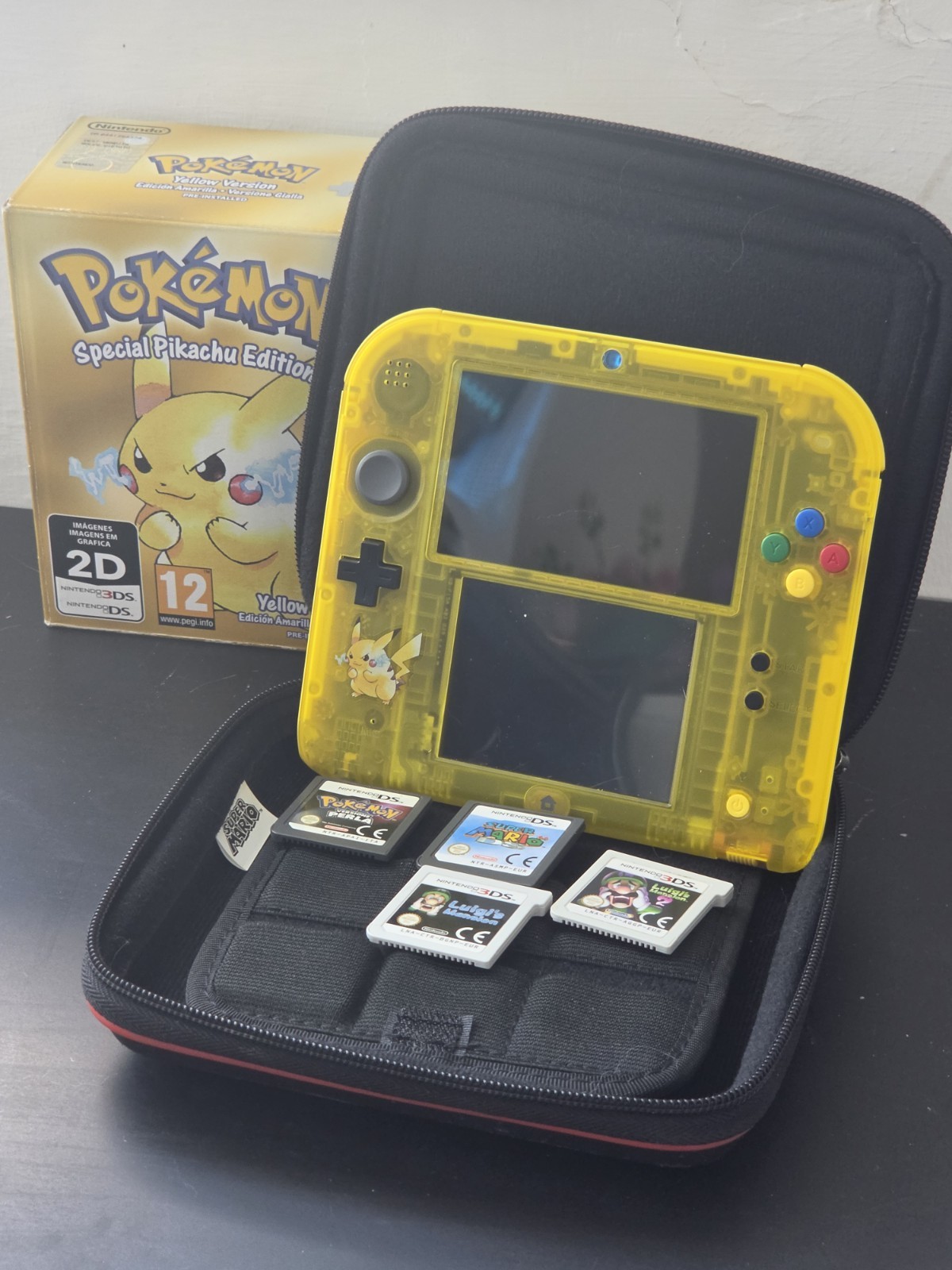 Nintendo 2DS Pokémon Pikachu Limited Edit gialla con scatola, custodia e giochi