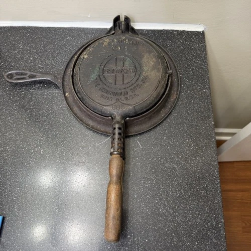Griswold No. 8 Cast Iron Waffle Maker 885 American Erie PA w/ Base Ring