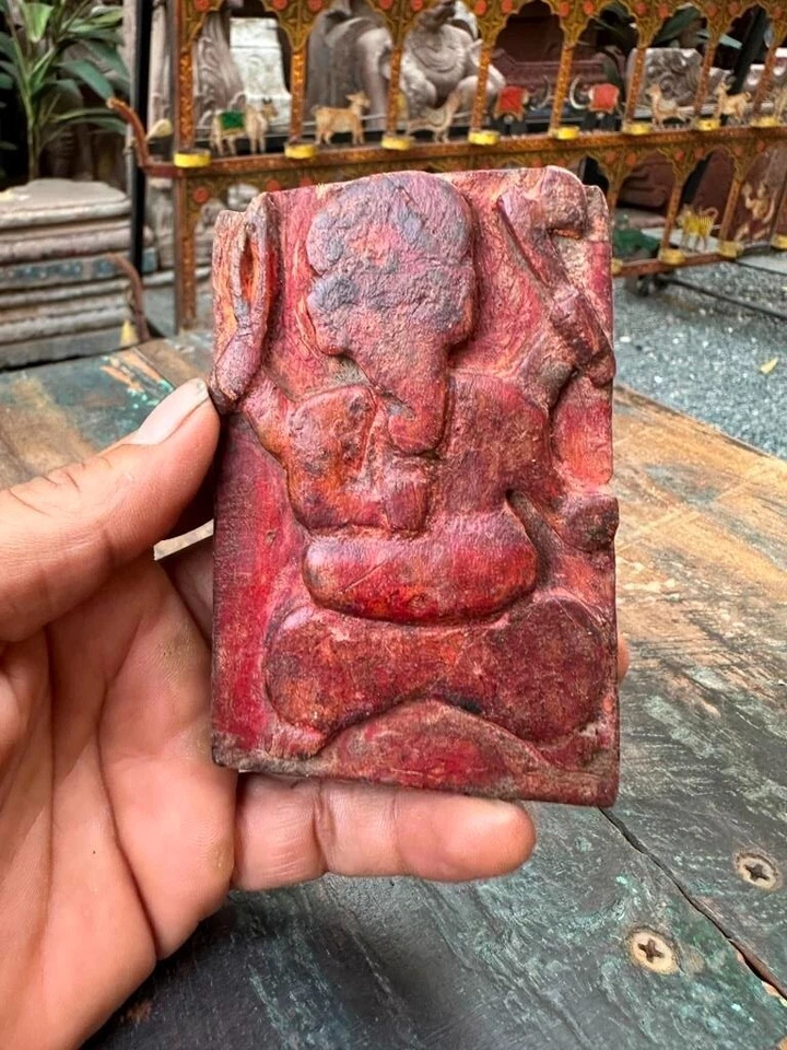 Antigua figura de madera rara anterior a 1849 del dios hindú Ganesha pintada de rojo Foto 4 de 4
