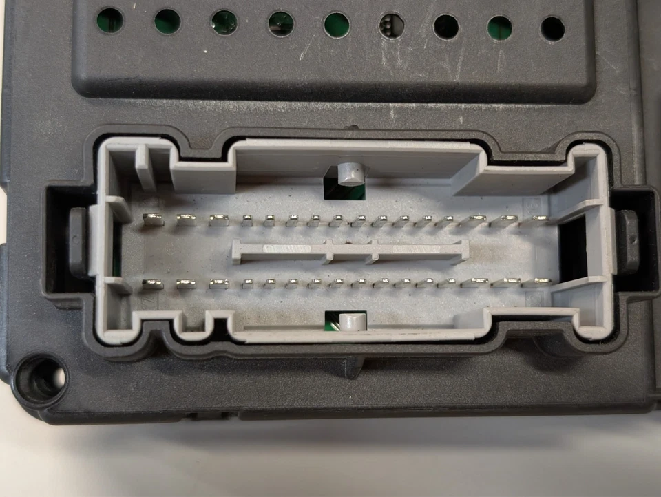 2005-2014 Volvo XC90 V70 S80 S60 Central Electronic Control Module 30786890 - Image 3 of 4