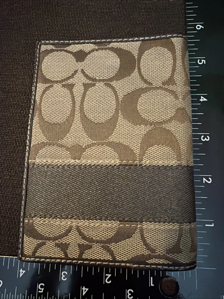 Estuche con soporte de viaje para pasaporte COACH usado en lona exclusiva Foto 3 de 4
