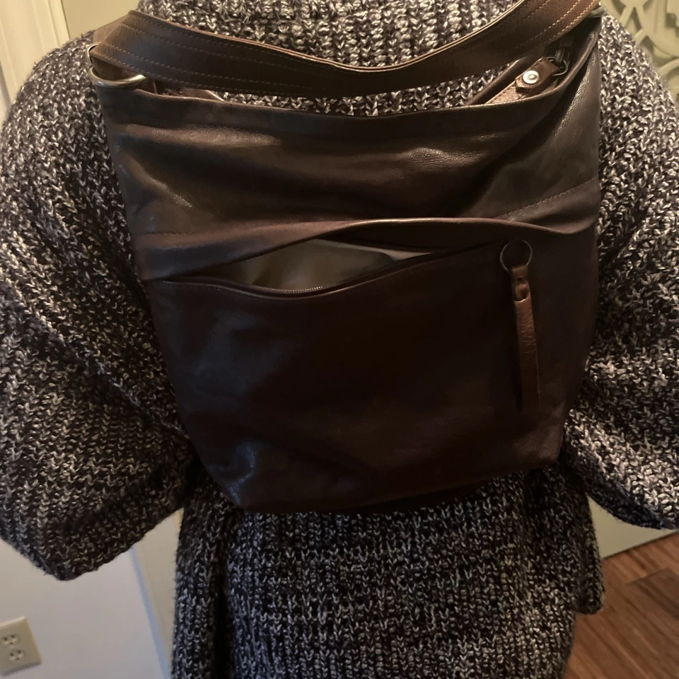 Mochila Bandolera Convertible Bolso Hobo de Cuero Áspero y Caída Hecha en EE. UU./Maine  Foto 4 de 4