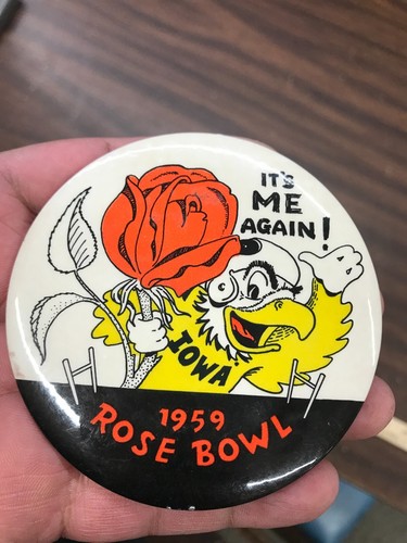 1959 Iowa Hawkeyes Football Rose Bowl Button Pin Badge Homecoming Herky