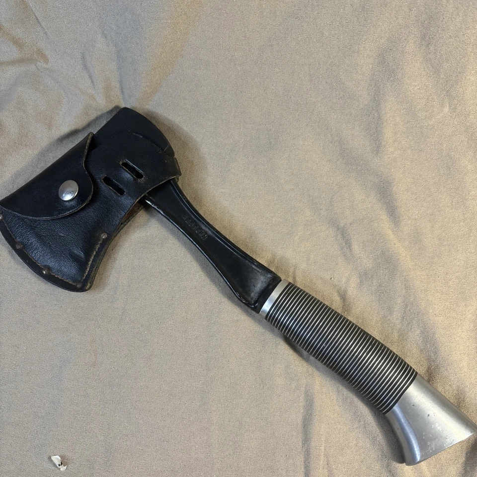 Hacha negra vintage occidental a juego con juego de cuchillos de acero inoxidable plateado. Foto 2 de 4