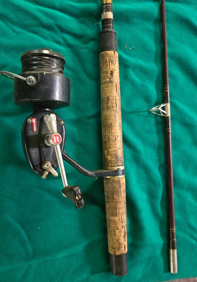 Carrete giratorio Garcia Mitchell 510 de colección con varilla a juego varilla de 6,6’ Foto 2 de 4