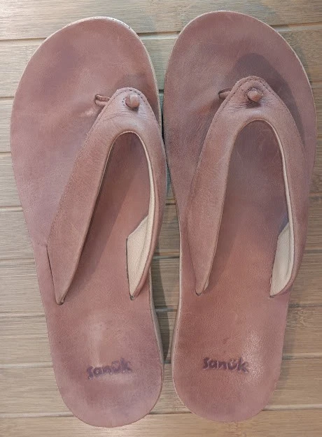 Sandalias Sanuk para mujer talla 9 chanclas de cuero marrón tostado cósmico informales cómodas  Foto 3 de 4
