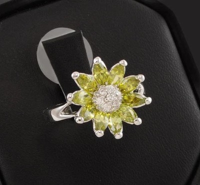 Anillo Flor de Margarita de Rodio con Piedra Peridoto Verde y Cristal de Austria