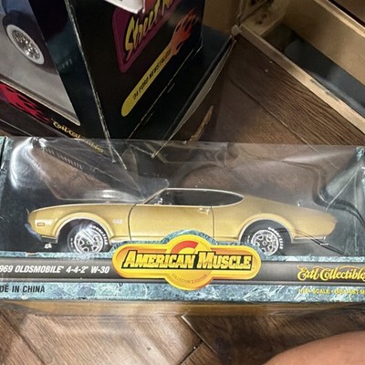 Ertl American Muscle 1969 Oldsmobile 442 W-30 Diecast Model Car - 1 18