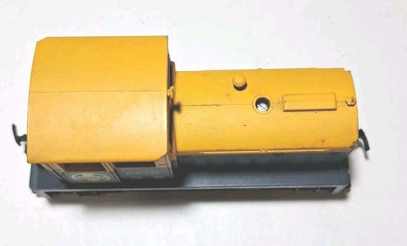 Model Power 6670 Santa Fe DDT Loco, HO scale - Image 3 of 4