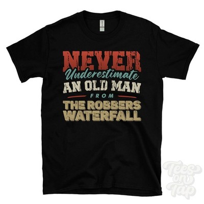 NIEMALS UNTERSCHÄTZEN SIE EINEN ALTEN MANN VOM RÄUBER WASSERFALL T-SHIRT Weihnachtsgeschenk