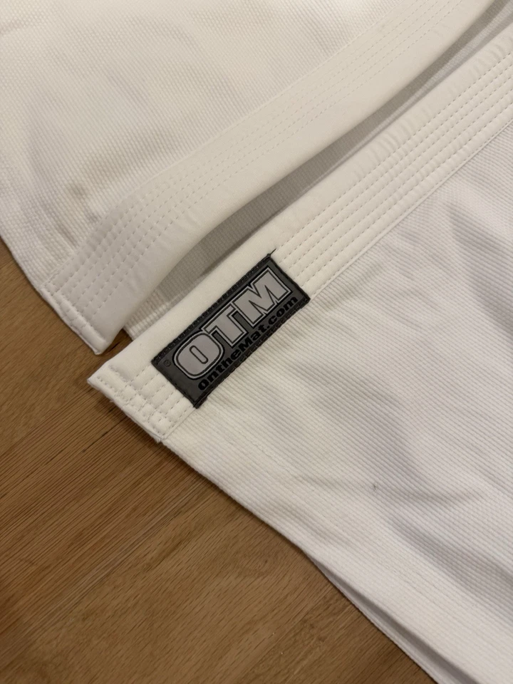 A6 UFC Gym Jiu Jitsu Gi Kimono White Robe Martial Arts - Image 4 of 4