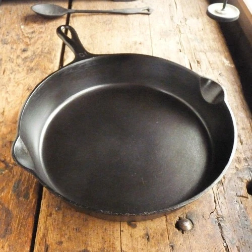 Vintage GRISWOLD Cast Iron SKILLET Frying Pan # 10 SMALL BLOCK LOGO - Ironspoon