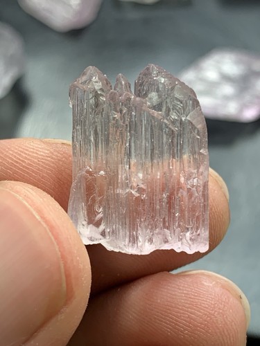 560-Grams Natural Kunzite Crystals / Rough Kunzite Crystals Lot From Afghanistan - Picture 18 of 20