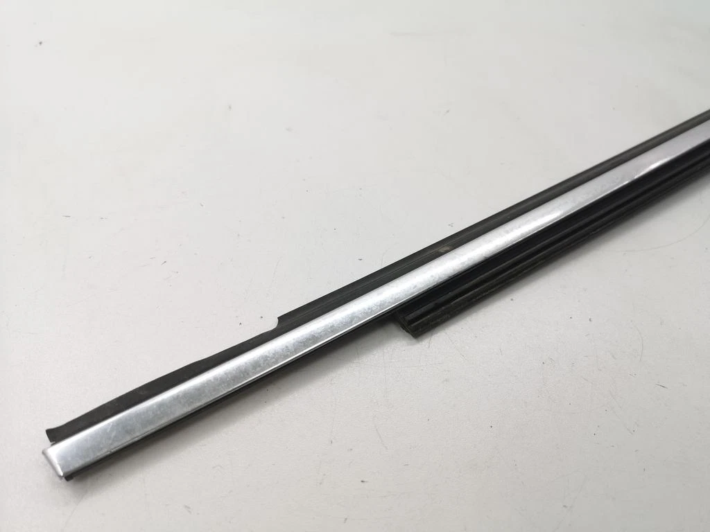 Volvo XC90 2008 Front Door Window Trim Glass Moulding Right AMD43166