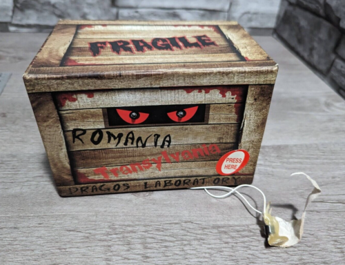 LIRE 6"x4" Transylvanie caisse tremblante monstre Halloween boîte à accessoires - Photo 1 sur 9
