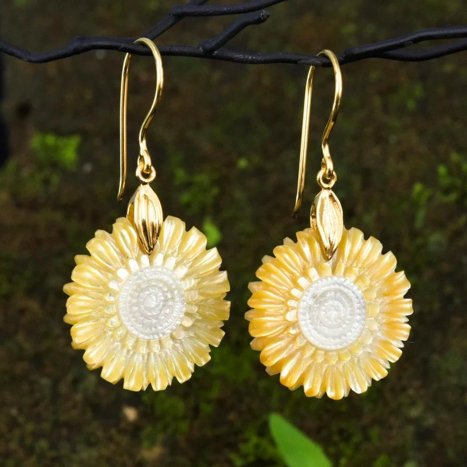 Pendientes de flores nácar y vermeil chapados en oro en plata de ley 4,71 g Foto 2 de 4