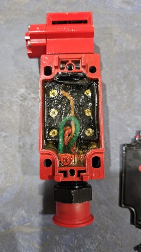 Interruptor de bloqueo de seguridad Telemecanique XCS-B703CA XCSB703CA AC15 240v 3a nuevo Nnb - Imagen 9 de 9