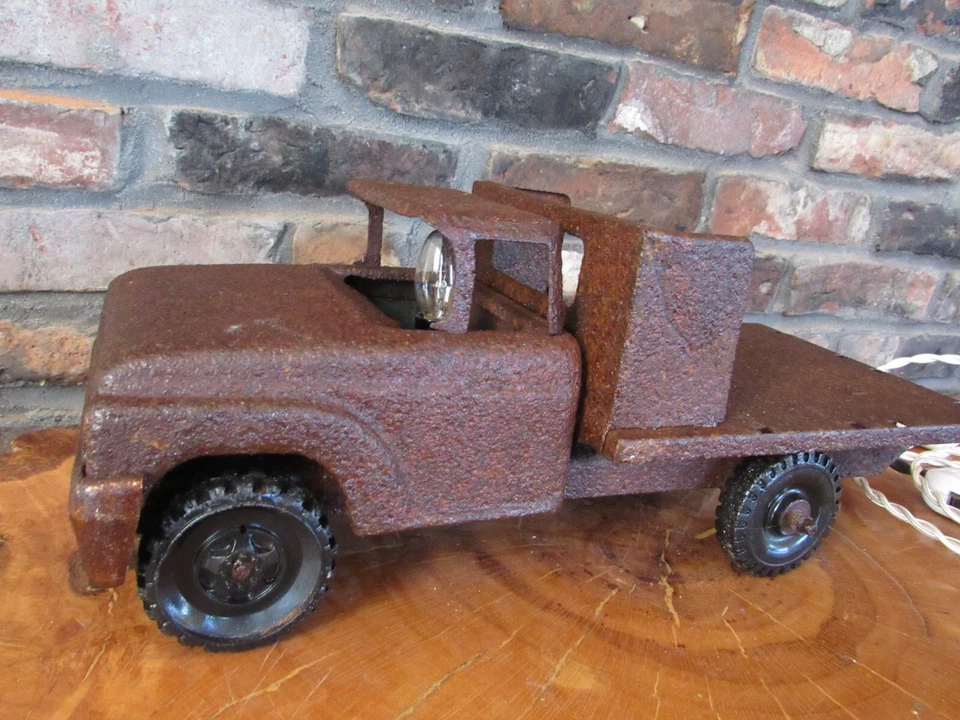 Lámpara de mesa vintage de metal oxidado arte acero prensado camión decoración única de campo Foto 3 de 4