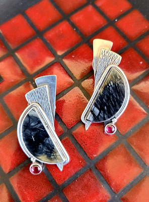 NWOT Retired Elysium Sterling Silver Rare Brown Agate and Garnet Earrings  M