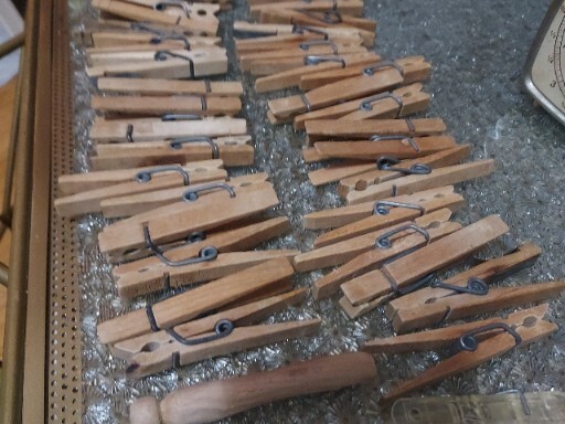39 MISC  VINTAGE WOOD CLOTHES PINS SPRING LOADED 1 Plastic 1 Wood Not Spring Loa