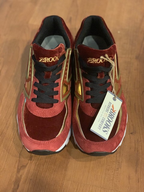 brooks sneakers mens gold