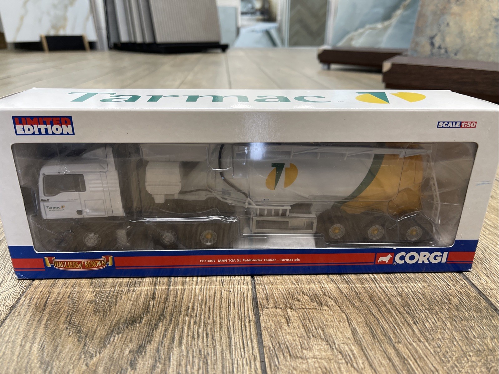 CORGI HAULIERS RENOWN TARMAC MAN TGA FELDBINDER TANKER TRUCK MODEL CC13407 1:50