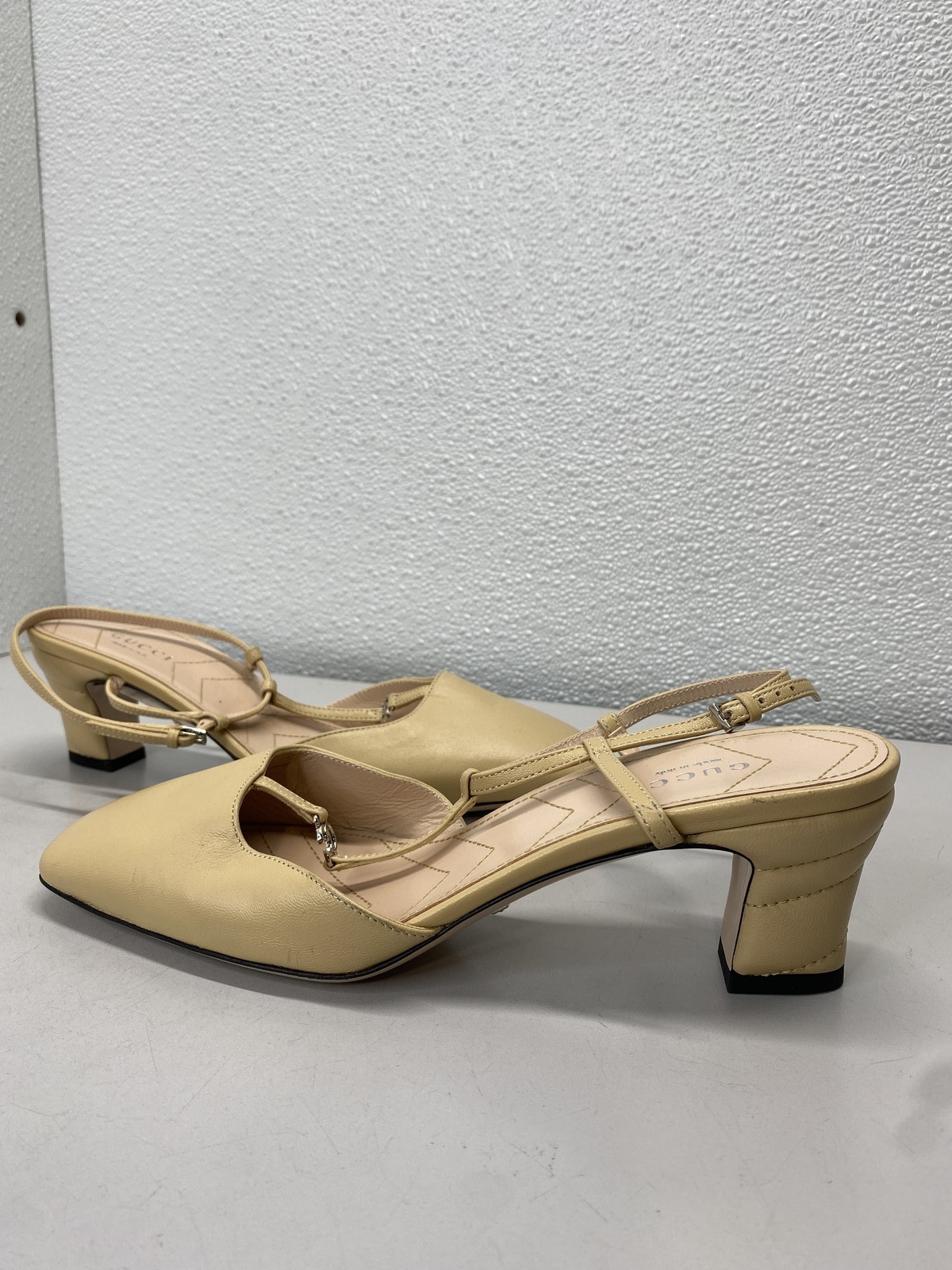 Gucci Womens Charlotte Slingback T-Strap Pumps Size 7.5 Beige *Preowned*