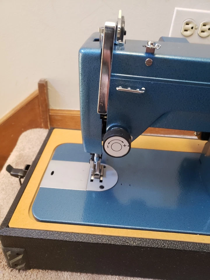 Sailrite LSZ-1 Ultrafeed Sewing Machine Straight Zigzag In Case Monster Wheel - Image 4 of 4