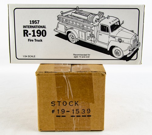 First Gear 1957 International R-190 Los Angeles LA Fire Truck 1:34 Diecast Truck - Picture 2 of 11
